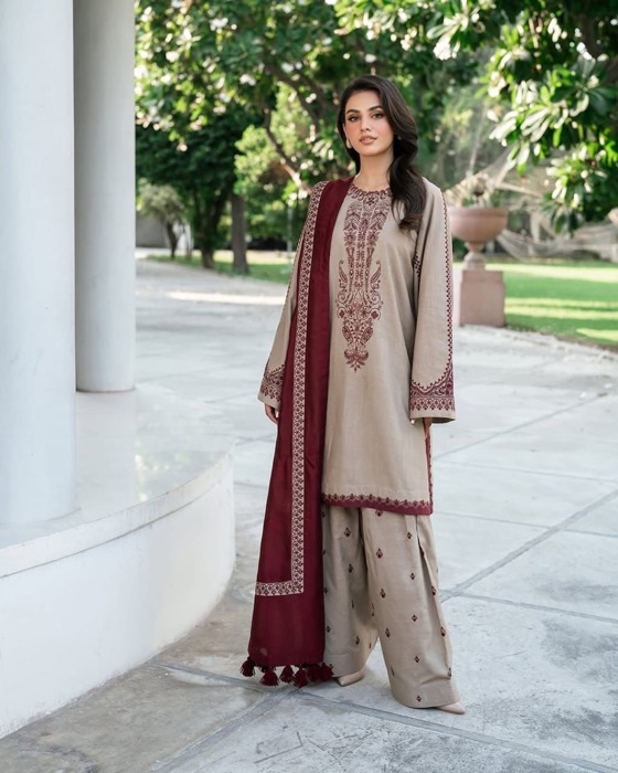 Stylish ladies 3pc unstitched suit in premium dhanak